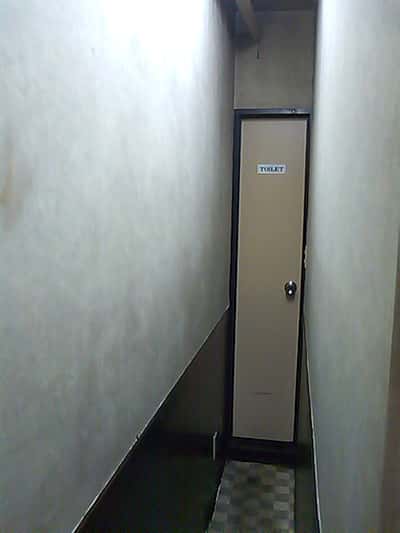 狭い廊下とトイレの扉