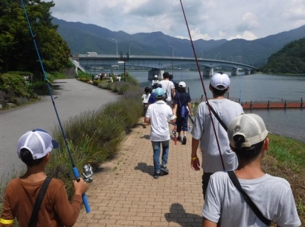 20190810-27-河口湖子供釣り教室実釣りへ1.JPG