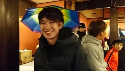 20191130-30-生さんCUP忘年会_ファンからもらった頭傘が似合う京弥君w.JPG