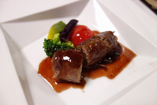 福島県産牛肉と坂下町立川産ごぼう八幡巻仕立て 地野菜と赤ワインソースで