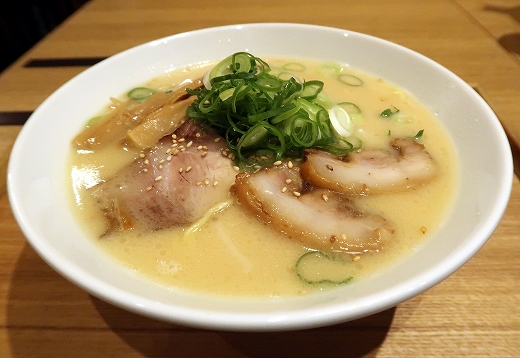 餃子・ラー麺 ＲＡＶＯ osaka Fucuchan・とんこつラーメン